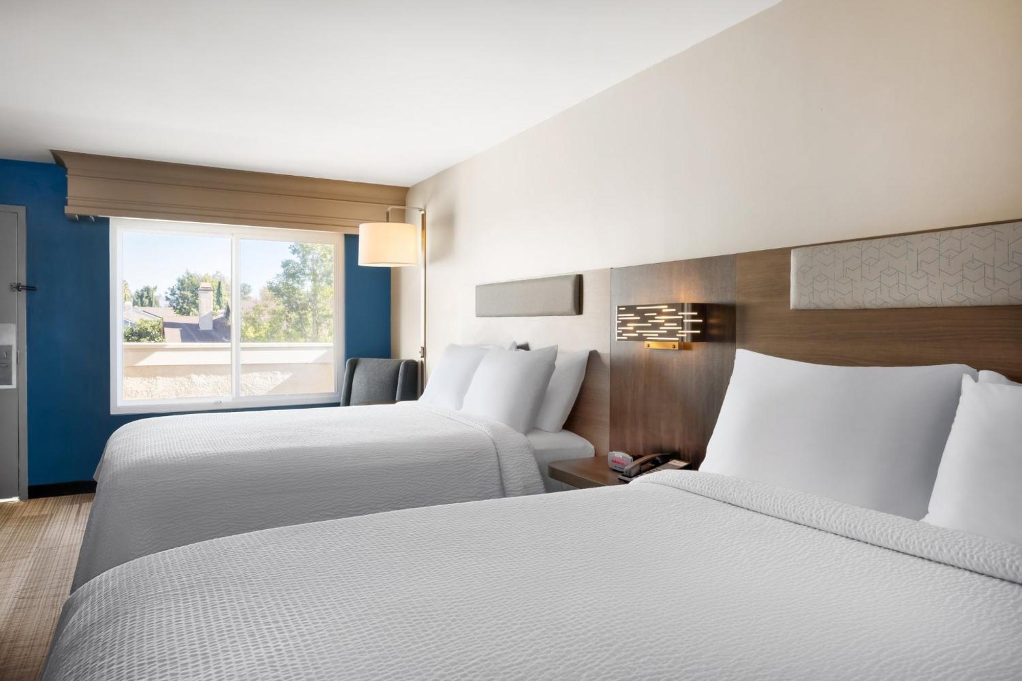 Holiday Inn Express Simi Valley By Ihg Exterior foto